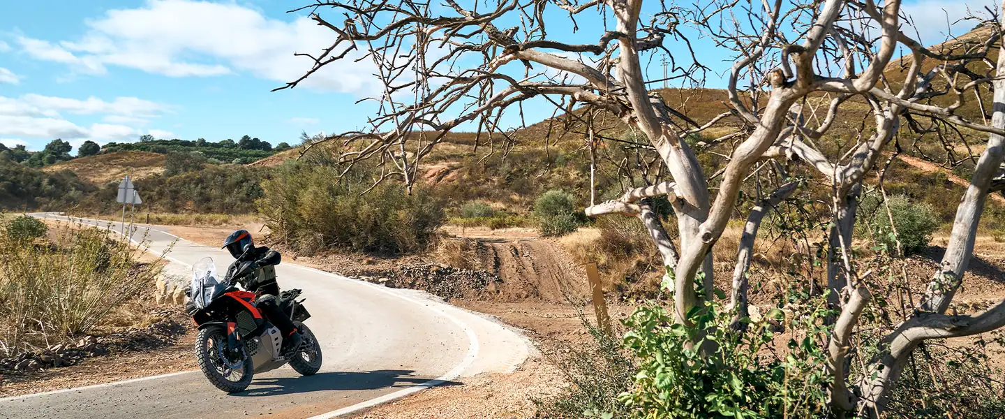 KTM 790 Adventure 2026 en carretera o entorno urbano lista para seguir rodando
