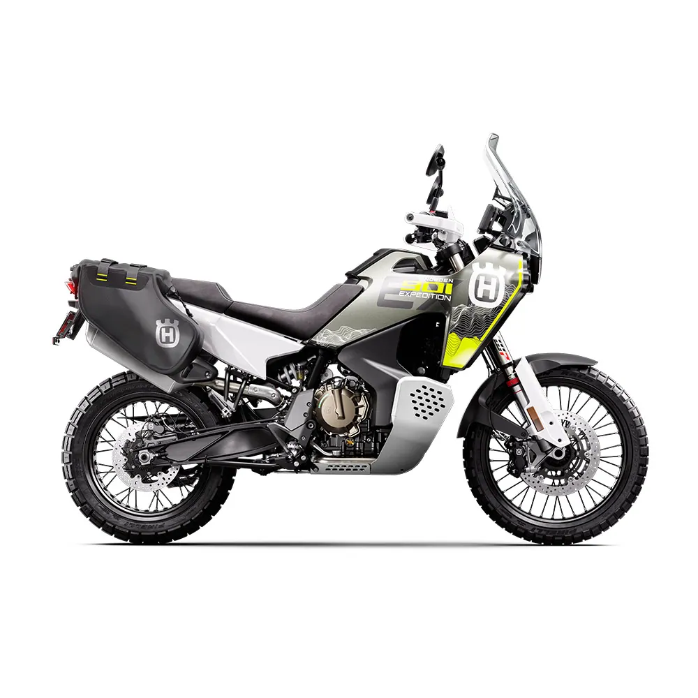 Husqvarna Norden 901 Expedition 2026 en carretera o entorno urbano durante una ruta