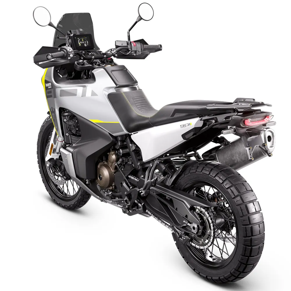 Husqvarna Norden 901 2026 en carretera o entorno urbano durante una ruta
