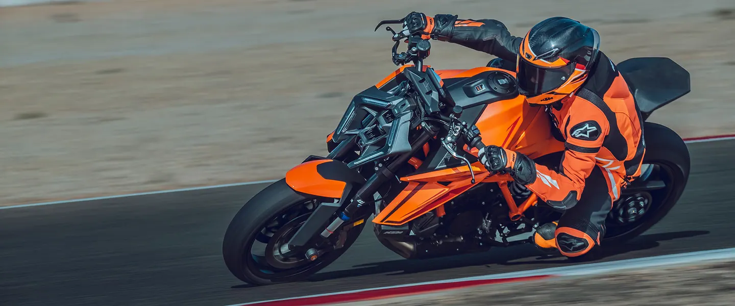 KTM 1390 Super Duke R EVO 2026 en carretera o entorno urbano lista para seguir rodando