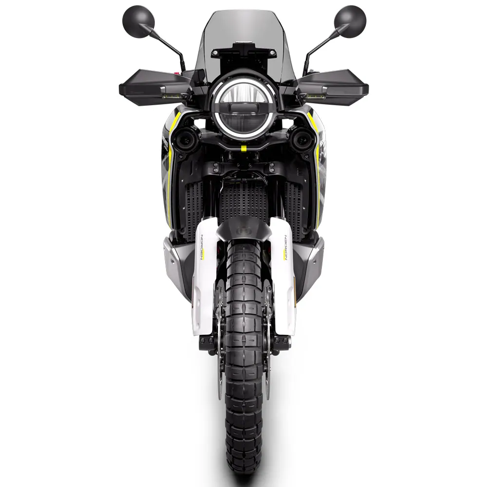 Husqvarna Norden 901 2026 en carretera o entorno urbano durante una ruta