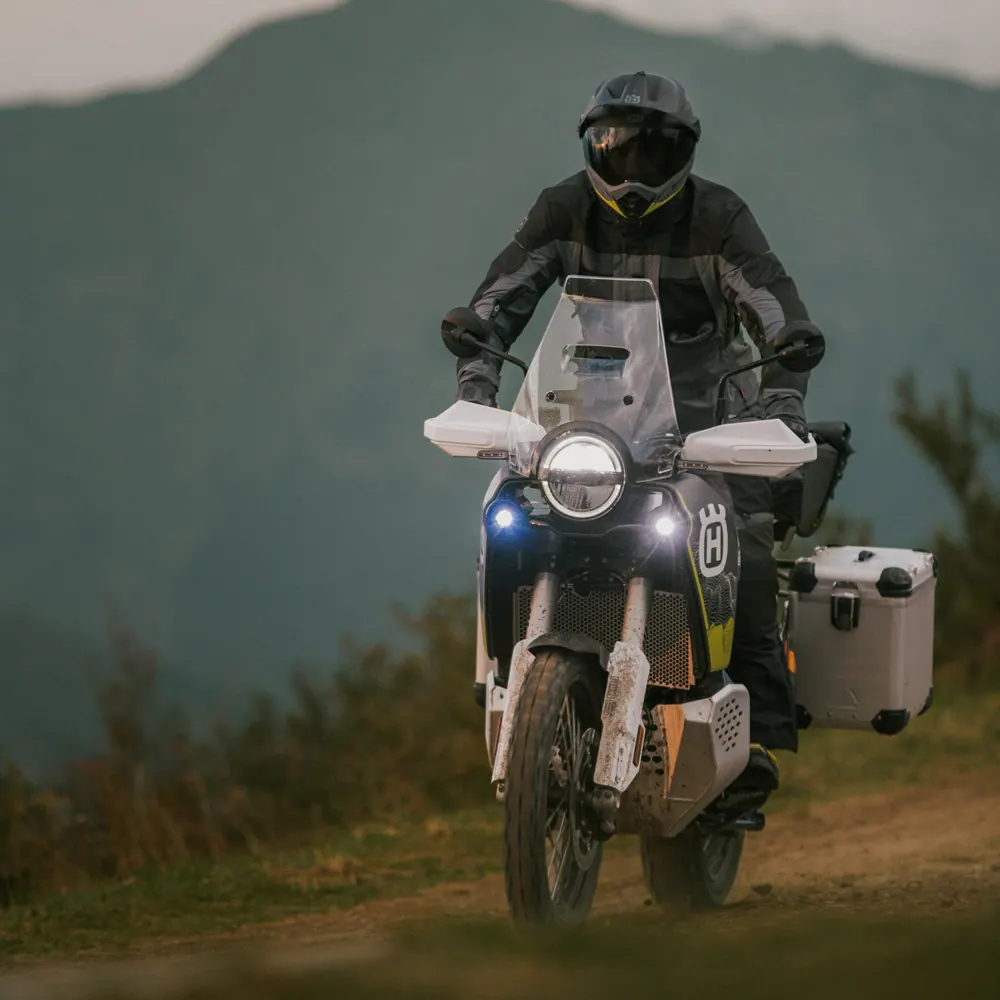 Husqvarna Norden 901 Expedition 2026 en carretera o entorno urbano durante una ruta