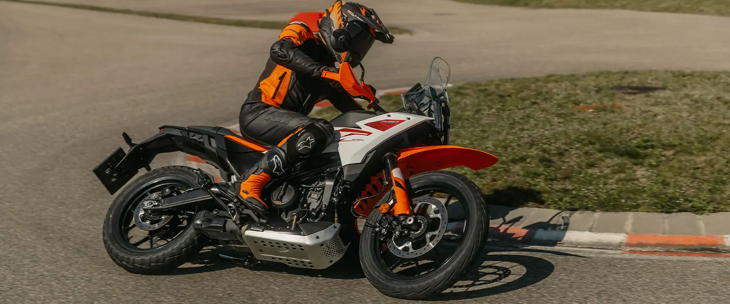 KTM 390 Adventure X 2026 en carretera o entorno urbano lista para seguir rodando