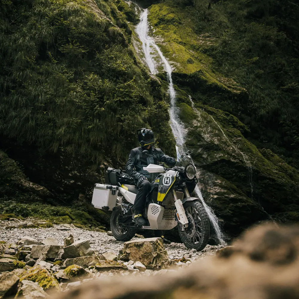 Husqvarna Norden 901 Expedition 2026 en carretera o entorno urbano durante una ruta