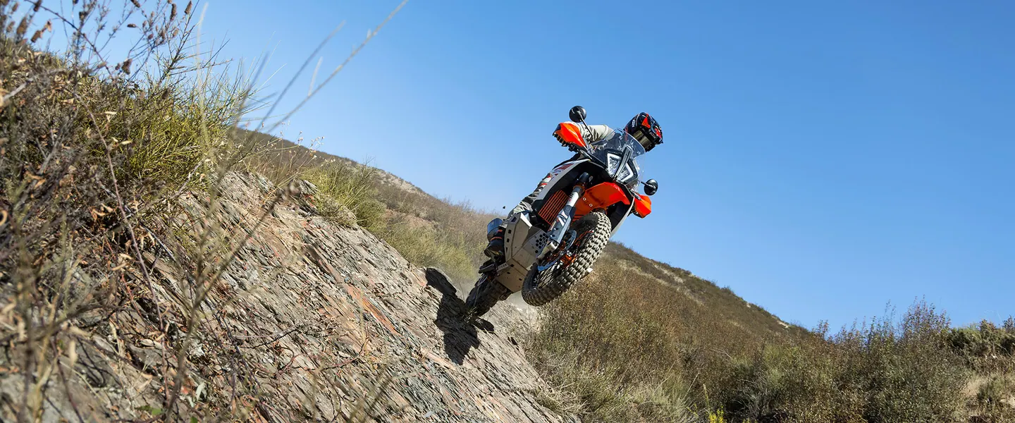 KTM 890 Adventure R 2026 en carretera o entorno urbano lista para seguir rodando