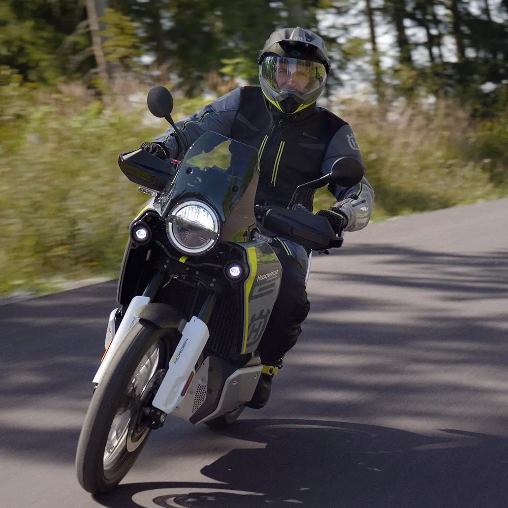Husqvarna Norden 901 2026 en carretera o entorno urbano durante una ruta