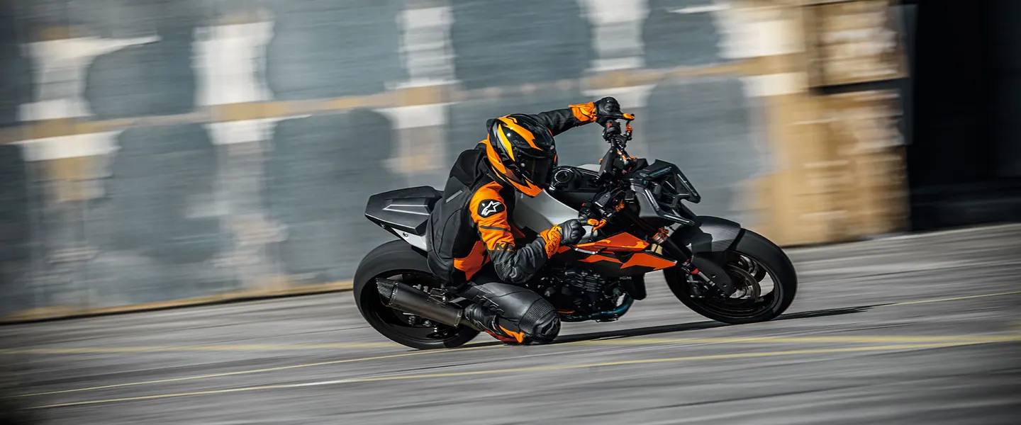KTM 990 Duke 2026 en carretera o entorno urbano lista para seguir rodando