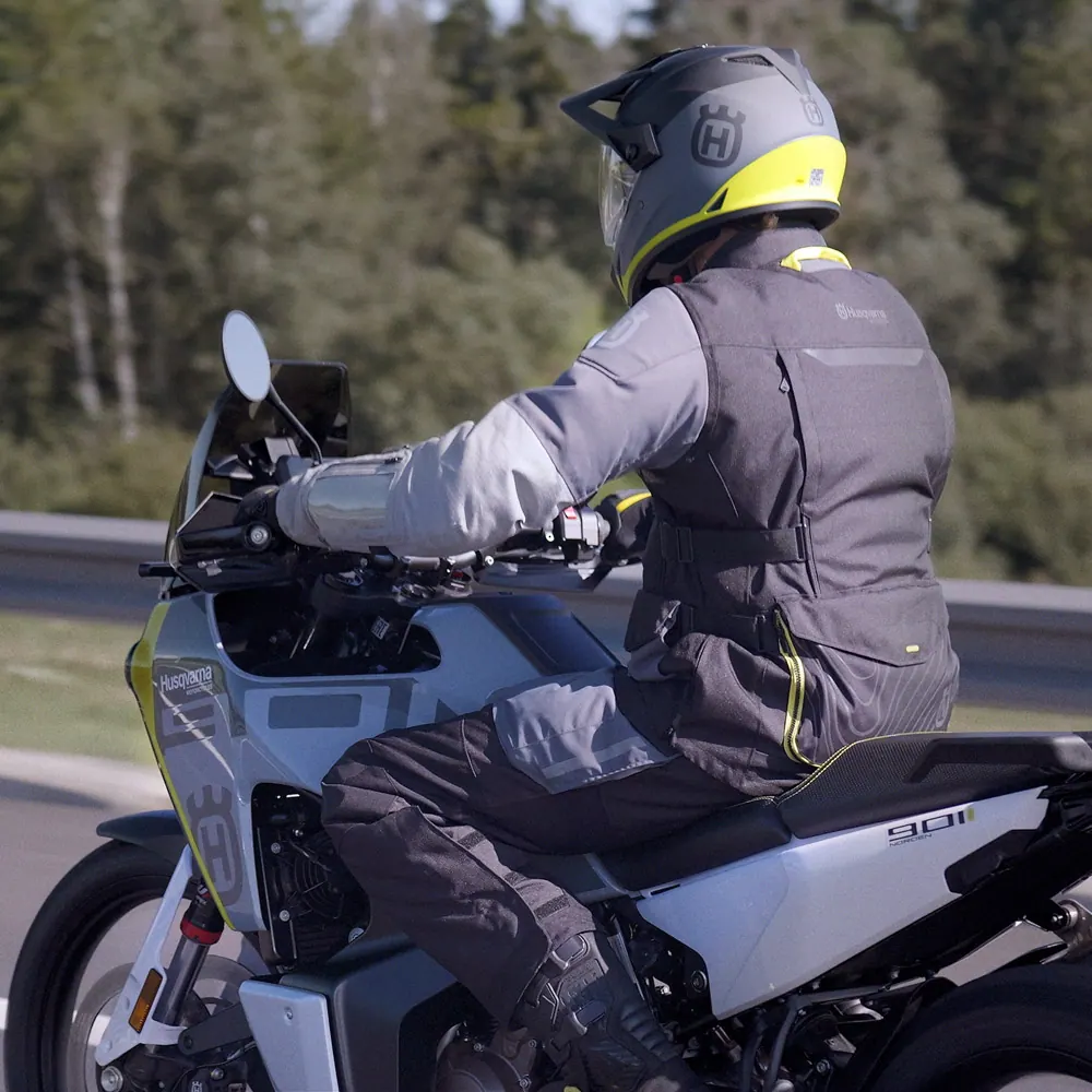 Husqvarna Norden 901 2026 en carretera o entorno urbano durante una ruta