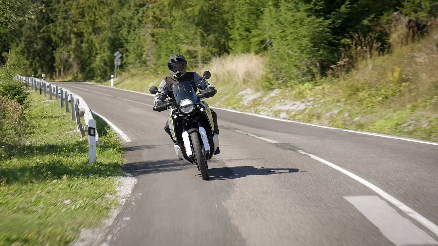 Husqvarna Norden 901 2026 en carretera o entorno urbano lista para seguir rodando