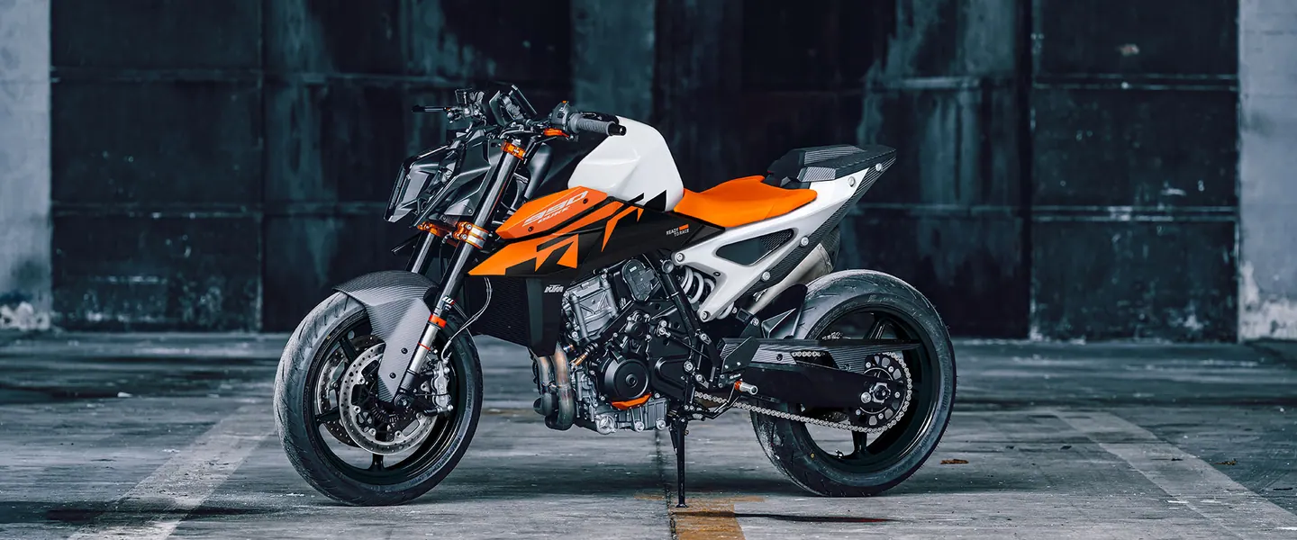 KTM 990 Duke 2026 en carretera o entorno urbano durante una ruta
