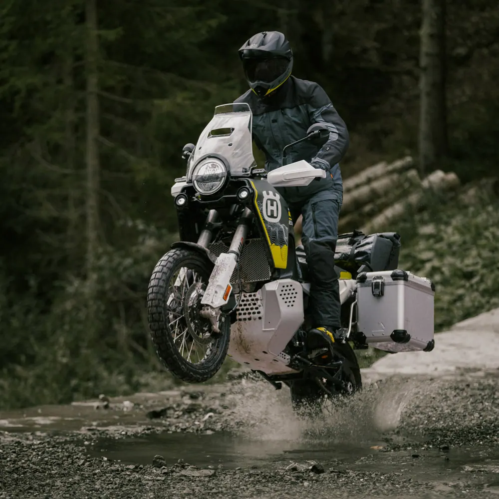 Husqvarna Norden 901 Expedition 2026 en carretera o entorno urbano durante una ruta