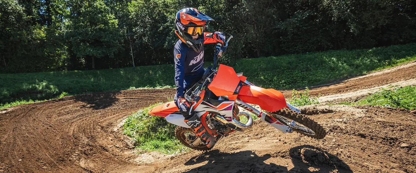 KTM 65 SX 2026 en terreno off-road durante una ruta