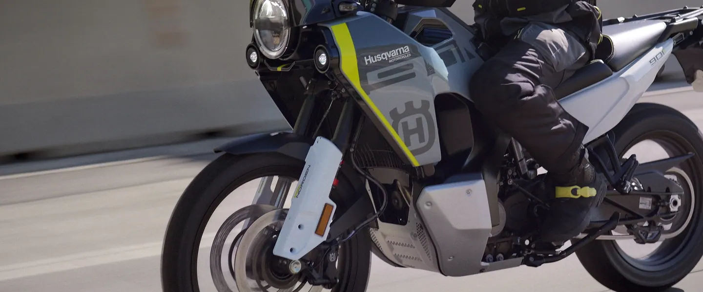 Husqvarna Norden 901 2026 en carretera o entorno urbano lista para seguir rodando