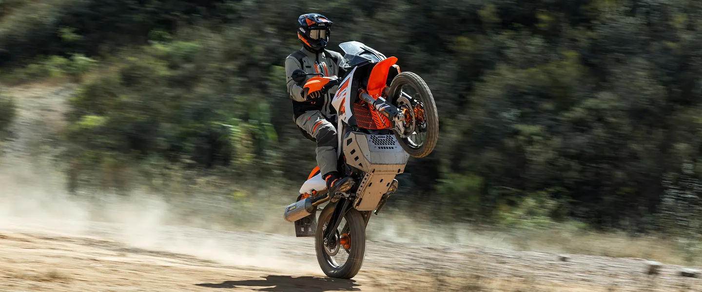 KTM 890 Adventure R 2026 en carretera o entorno urbano lista para seguir rodando