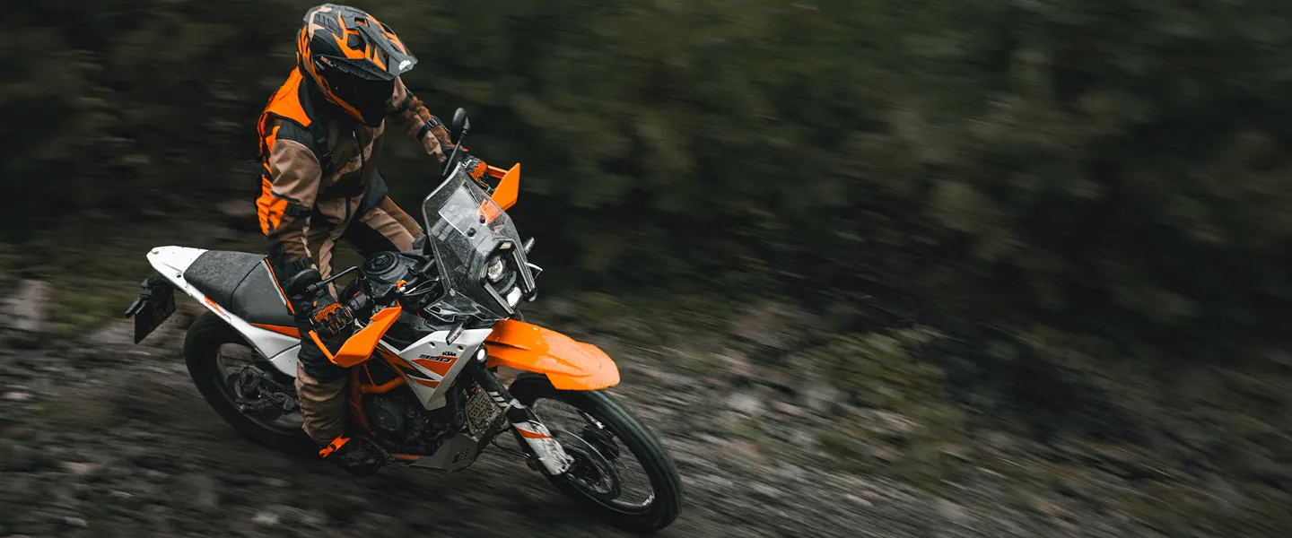 KTM 390 Adventure R 2026 en carretera o entorno urbano lista para seguir rodando