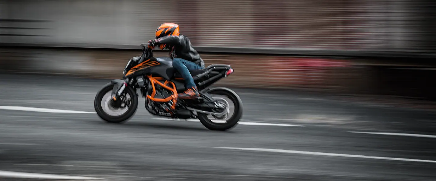 KTM 390 Duke 2026 en carretera o entorno urbano lista para seguir rodando