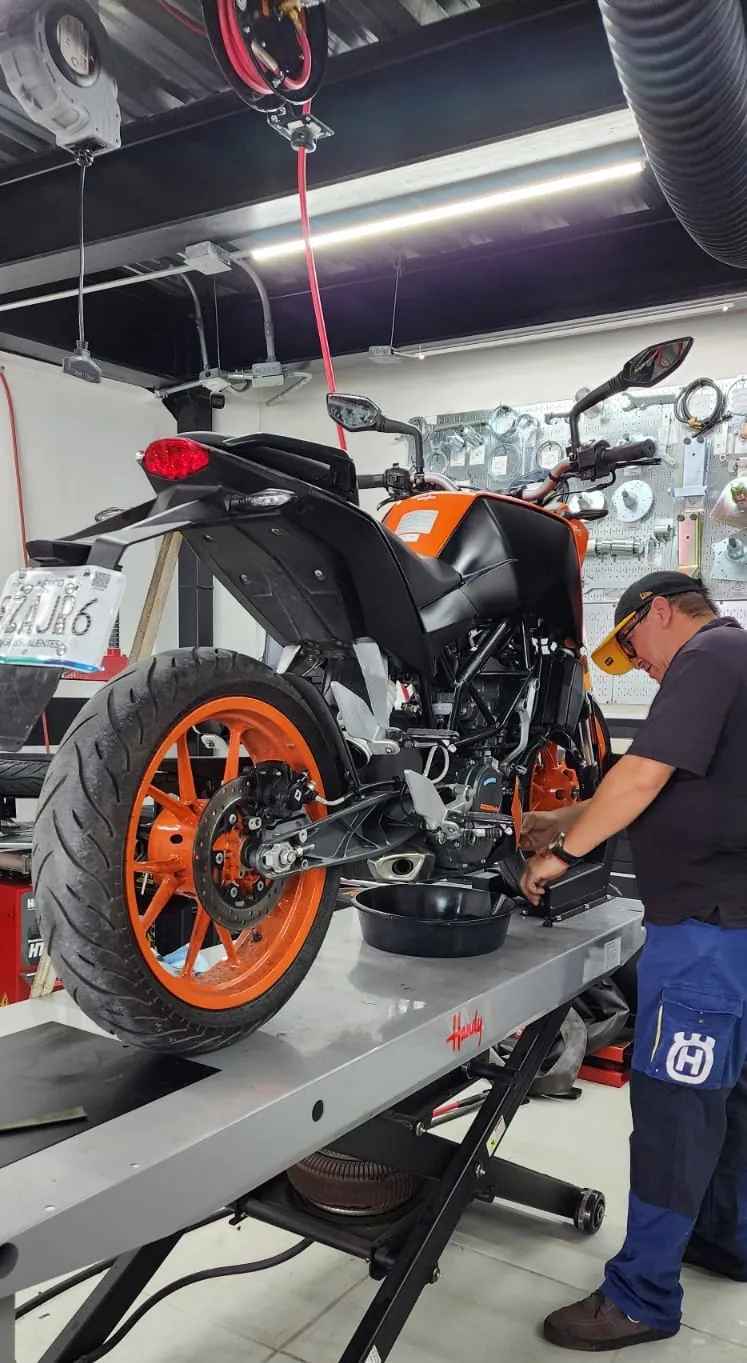 Mantenimiento de una motocicleta KTM en elevador