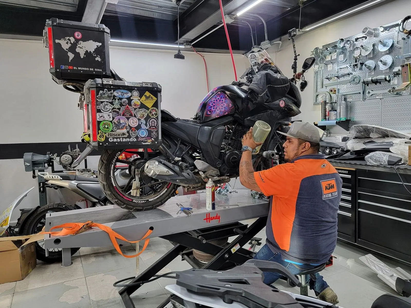 Servicio a motocicleta de viaje en el taller