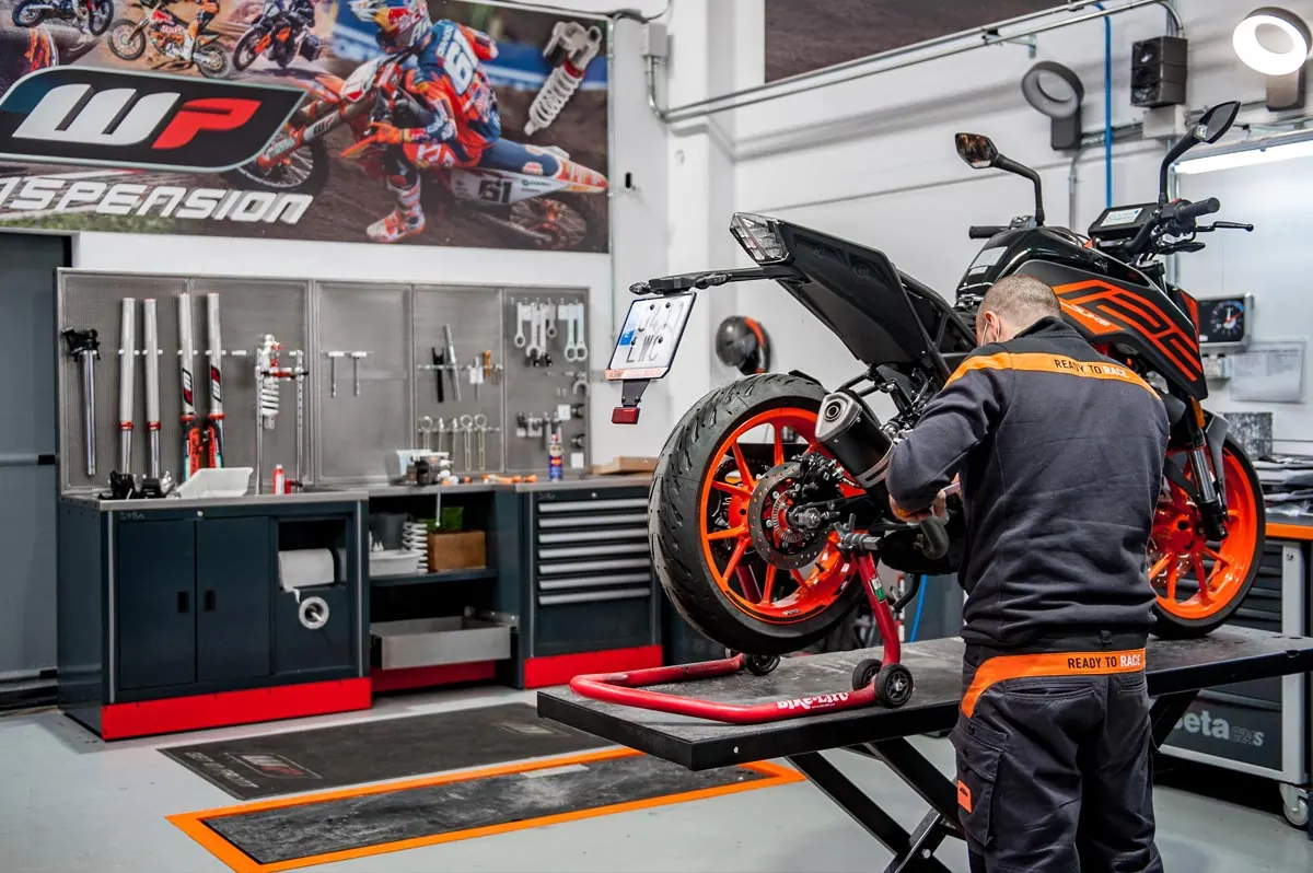 Técnico dando servicio a una KTM en el taller de Aguascalientes